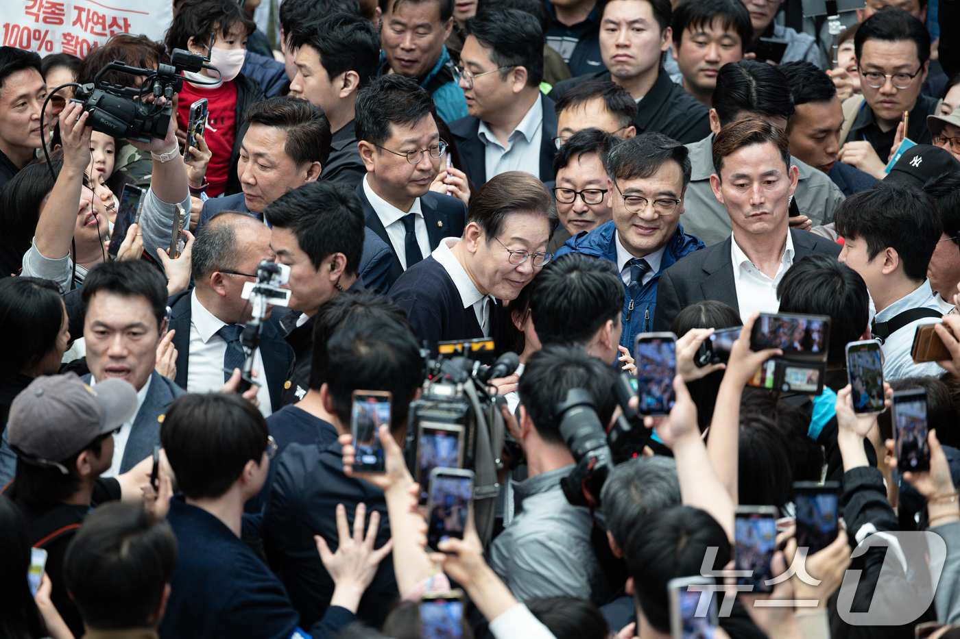 (단양=뉴스1) 이재명 기자 = '골목골목 경청투어 : 단양팔경편'에 나선 이재명 더불어민주당 대통령 후보가 4일 오전 충북 단양군 단양구경시장에서 시민들과 기념촬영을 하고 있다. …