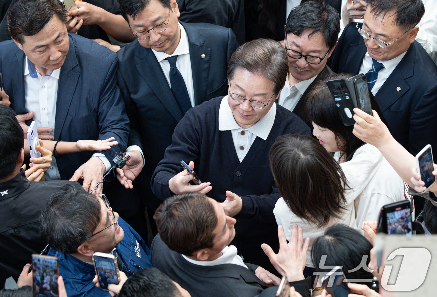 (단양=뉴스1) 이재명 기자 = '골목골목 경청투어 : 단양팔경편'에 나선 이재명 더불어민주당 대통령 후보가 4일 오전 충북 단양군 단양구경시장에서 시민들과 기념촬영을 하고 있다. …