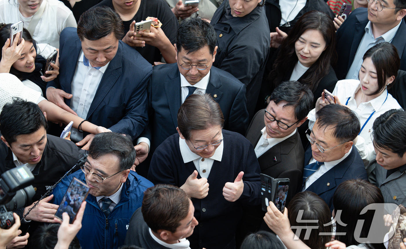 (단양=뉴스1) 이재명 기자 = '골목골목 경청투어 : 단양팔경편'에 나선 이재명 더불어민주당 대통령 후보가 4일 오전 충북 단양군 단양구경시장에서 시민들과 인사를 나누고 있다. …