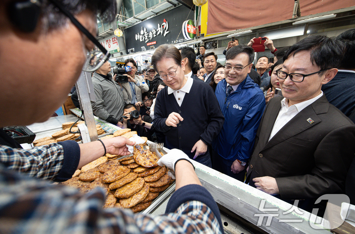 (단양=뉴스1) 이재명 기자 = '골목골목 경청투어 : 단양팔경편'에 나선 이재명 더불어민주당 대통령 후보가 4일 오전 충북 단양군 단양구경시장에서 상인과 대화를 하고 있다. 20 …