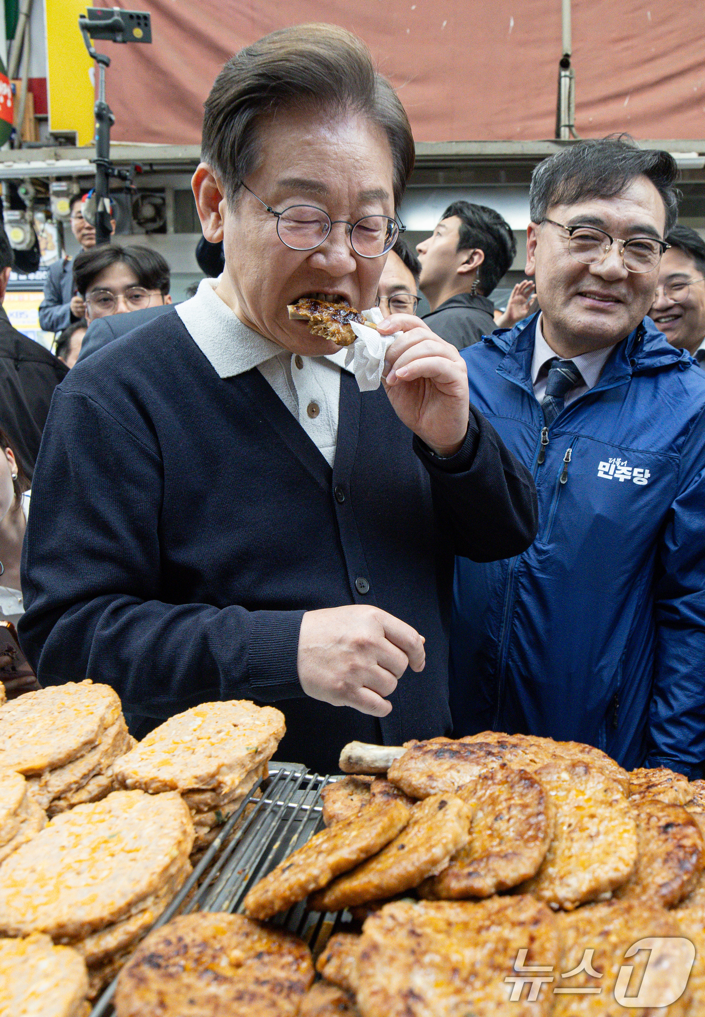 (단양=뉴스1) 이재명 기자 = '골목골목 경청투어 : 단양팔경편'에 나선 이재명 더불어민주당 대통령 후보가 4일 오전 충북 단양군 단양구경시장에서 떡갈비를 맛보고 있다. 2025 …