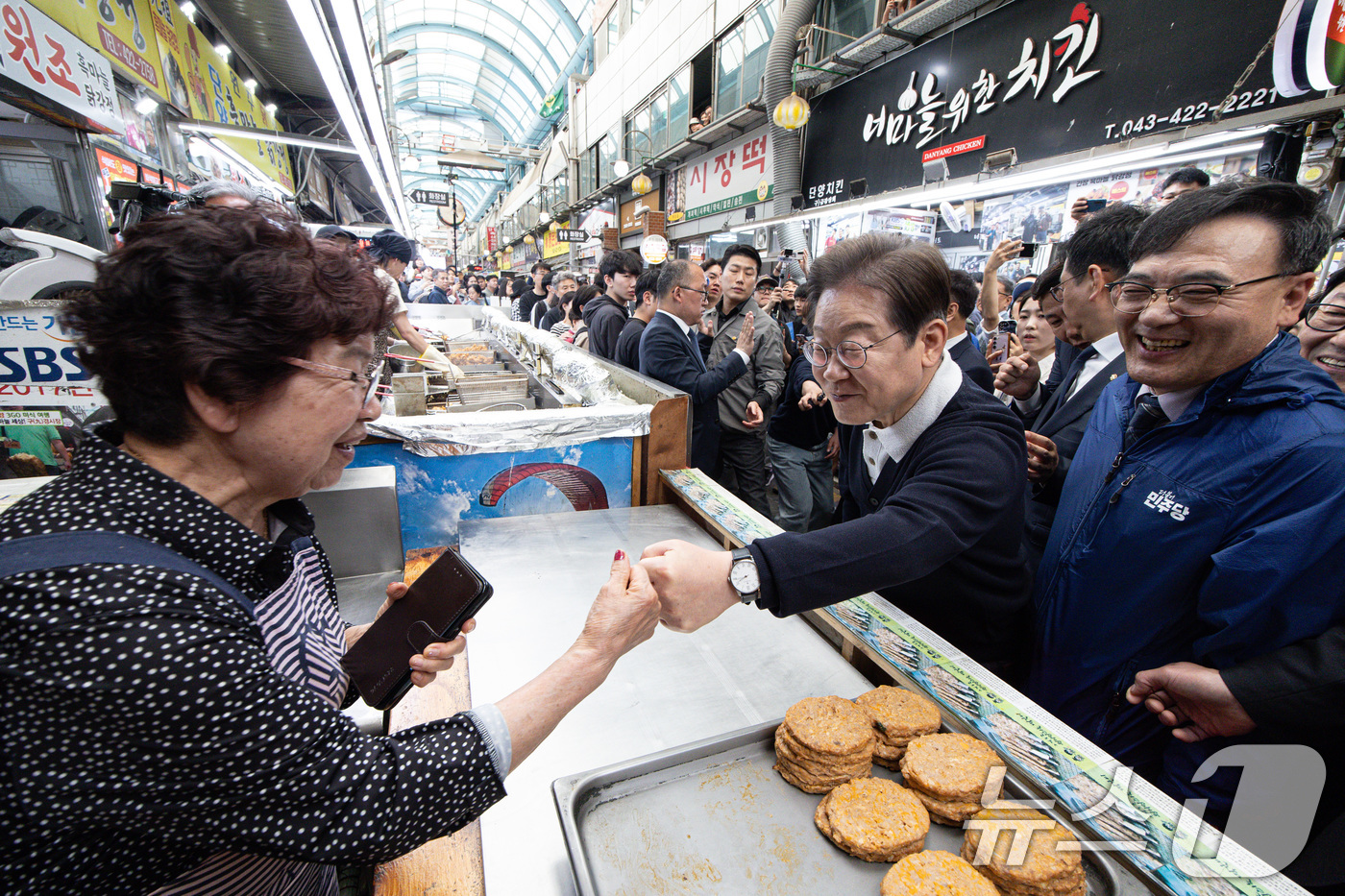 (단양=뉴스1) 이재명 기자 = '골목골목 경청투어 : 단양팔경편'에 나선 이재명 더불어민주당 대통령 후보가 4일 오전 충북 단양군 단양구경시장에서 상인과 인사를 나누고 있다. 2 …