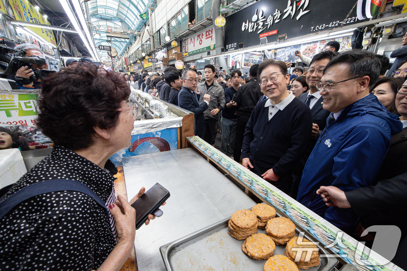 (단양=뉴스1) 이재명 기자 = '골목골목 경청투어 : 단양팔경편'에 나선 이재명 더불어민주당 대통령 후보가 4일 오전 충북 단양군 단양구경시장에서 상인과 인사를 나누고 있다. 2 …