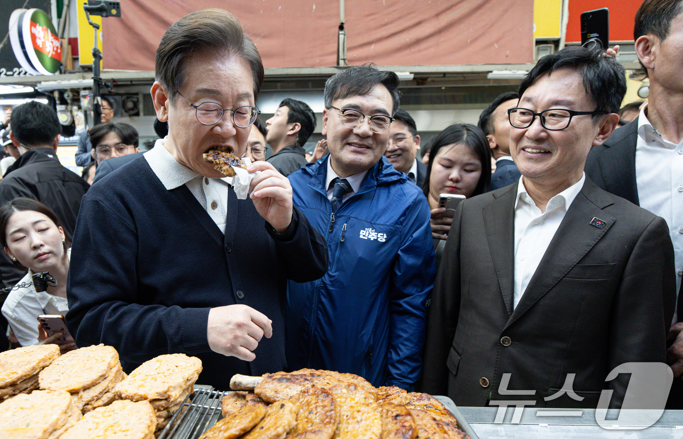 (단양=뉴스1) 이재명 기자 = '골목골목 경청투어 : 단양팔경편'에 나선 이재명 더불어민주당 대통령 후보가 4일 오전 충북 단양군 단양구경시장에서 떡갈비를 맛보고 있다. 2025 …