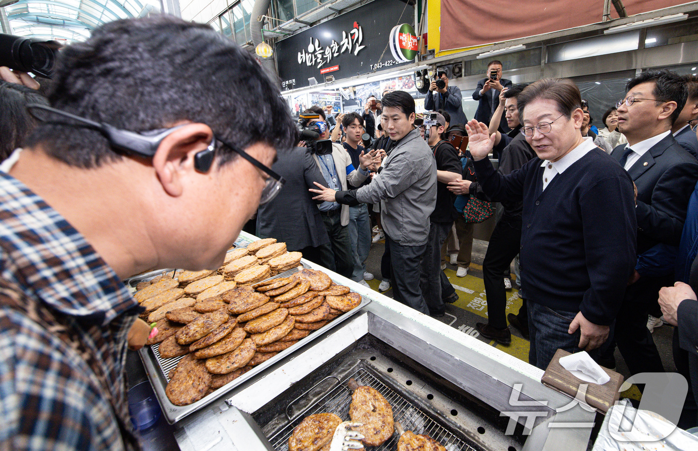 (단양=뉴스1) 이재명 기자 = '골목골목 경청투어 : 단양팔경편'에 나선 이재명 더불어민주당 대통령 후보가 4일 오전 충북 단양군 단양구경시장에서 상인에게 인사하고 있다. 202 …