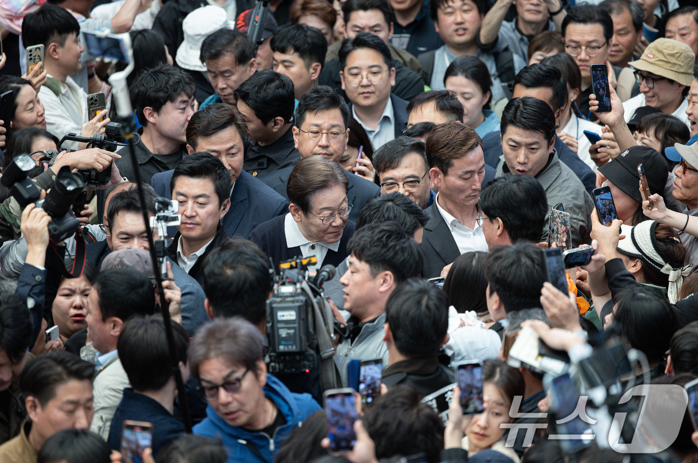 (단양=뉴스1) 이재명 기자 = '골목골목 경청투어 : 단양팔경편'에 나선 이재명 더불어민주당 대통령 후보가 4일 오전 충북 단양군 단양구경시장에서 시민들과 인사를 나누고 있다. …