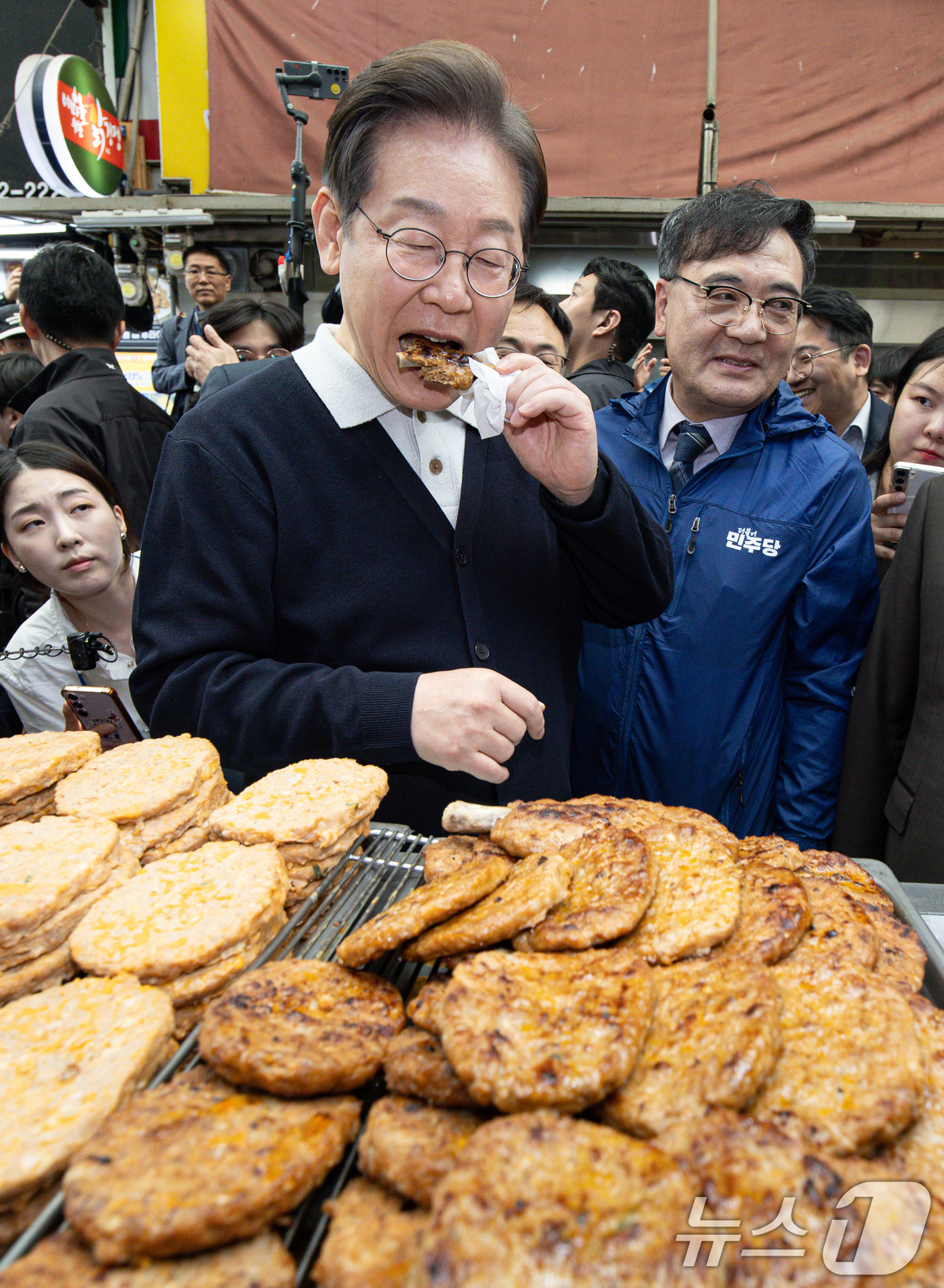 (단양=뉴스1) 이재명 기자 = '골목골목 경청투어 : 단양팔경편'에 나선 이재명 더불어민주당 대통령 후보가 4일 오전 충북 단양군 단양구경시장에서 떡갈비를 맛보고 있다. 2025 …