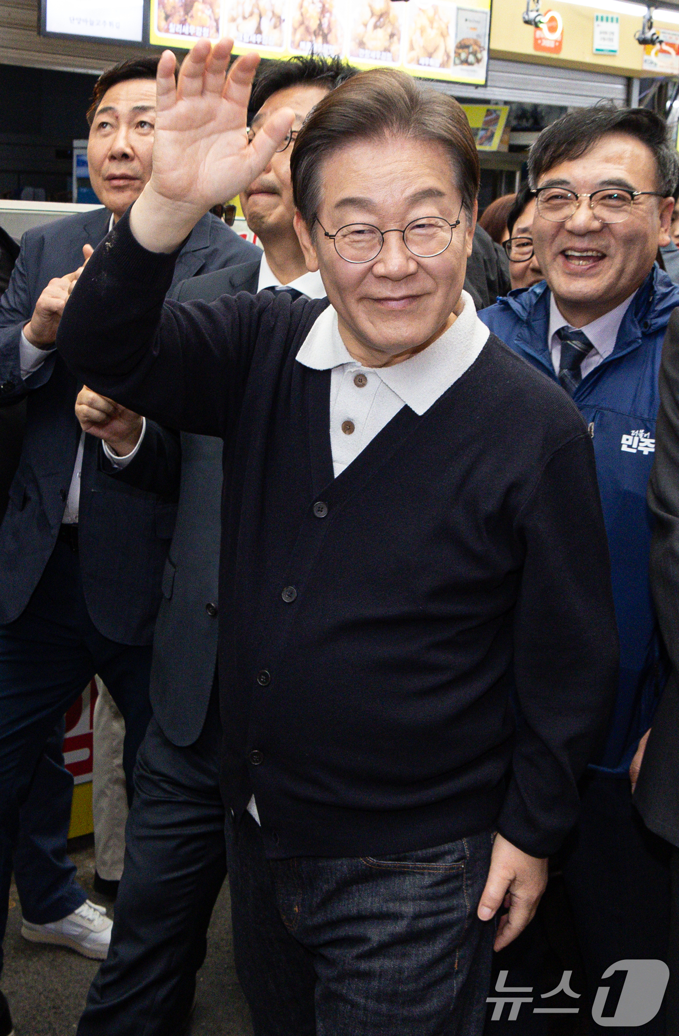 (단양=뉴스1) 이재명 기자 = '골목골목 경청투어 : 단양팔경편'에 나선 이재명 더불어민주당 대통령 후보가 4일 오전 충북 단양군 단양구경시장에서 시민들과 인사를 나누고 있다. …