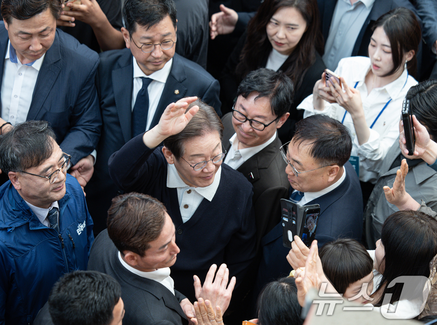(단양=뉴스1) 이재명 기자 = '골목골목 경청투어 : 단양팔경편'에 나선 이재명 더불어민주당 대통령 후보가 4일 오전 충북 단양군 단양구경시장에서 시민들과 인사를 나누고 있다. …