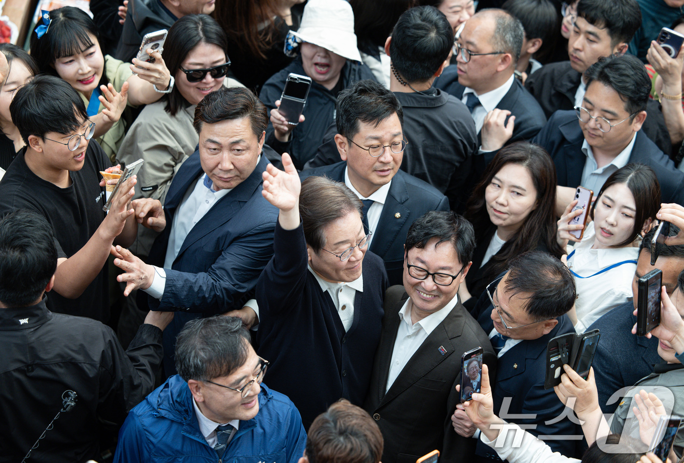 (단양=뉴스1) 이재명 기자 = '골목골목 경청투어 : 단양팔경편'에 나선 이재명 더불어민주당 대통령 후보가 4일 오전 충북 단양군 단양구경시장에서 시민들과 인사를 나누고 있다. …