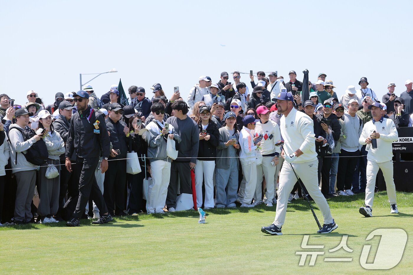 본문 이미지 - 브라이슨 디섐보가 4일 인천 연수구 잭니클라우스 골프클럽에서 열린 LIV골프 코리아 파이널라운드 2번홀에서 티샷 후 이동하고 있다. 2025.5.4/뉴스1 ⓒ News1 박정호 기자