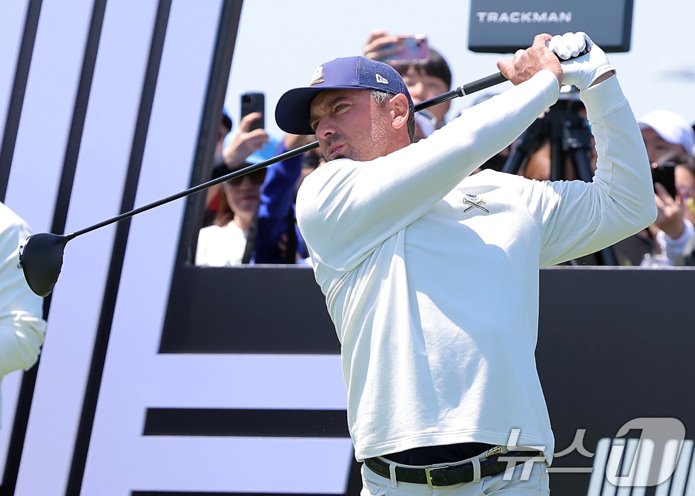 본문 이미지 - 찰스 하웰 3세가 4일 인천 연수구 잭니클라우스 골프클럽에서 열린 LIV골프 코리아 파이널라운드 2번홀에서 티샷하고 있다. 2025.5.4/뉴스1 ⓒ News1 박정호 기자