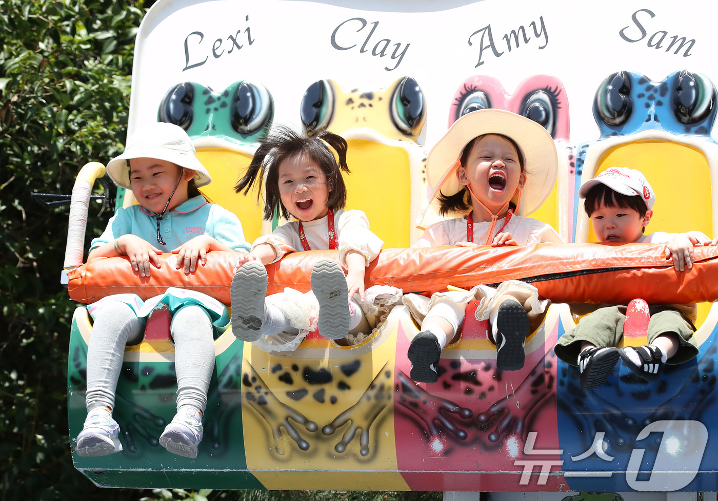 (대구=뉴스1) 공정식 기자 = 어린이날을 하루 앞둔 4일 대구 달서구 테마파크 이월드를 찾은 어린이들이 놀이기구에 몸을 맡긴 채 즐거운 연휴를 보내고 있다. 2025.5.4/뉴스 …