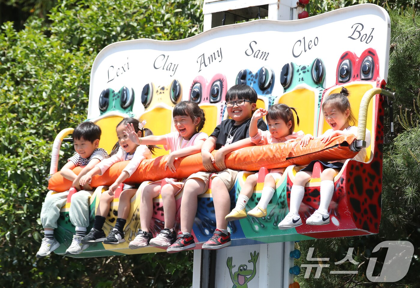 본문 이미지 - 어린이날을 하루 앞둔 4일 대구 달서구 테마파크 이월드를 찾은 어린이들이 놀이기구에 몸을 맡긴 채 즐거운 연휴를 보내고 있다. 2025.5.4/뉴스1 ⓒ News1 공정식 기자