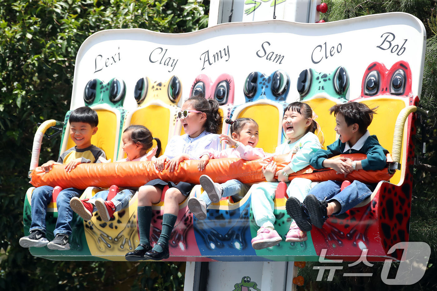 (대구=뉴스1) 공정식 기자 = 어린이날을 하루 앞둔 4일 대구 달서구 테마파크 이월드를 찾은 어린이들이 놀이기구에 몸을 맡긴 채 즐거운 연휴를 보내고 있다. 2025.5.4/뉴스 …