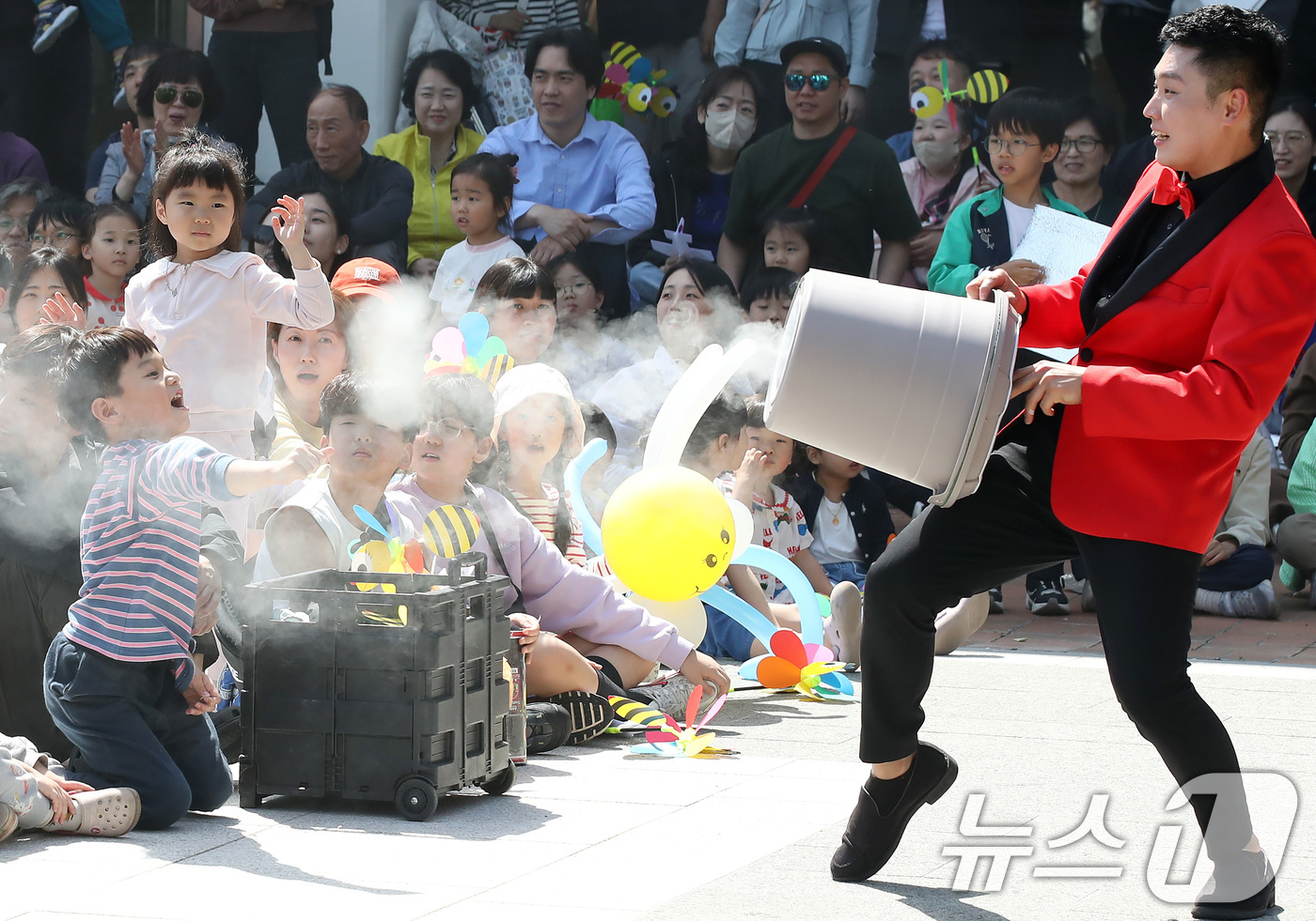 (대구=뉴스1) 공정식 기자 = 어린이날을 하루 앞둔 4일 대구 수성구 국립대구박물관을 찾은 어린이들이 마술공연을 관람하며 즐거운 연휴를 보내고 있다. 2025.5.4/뉴스1