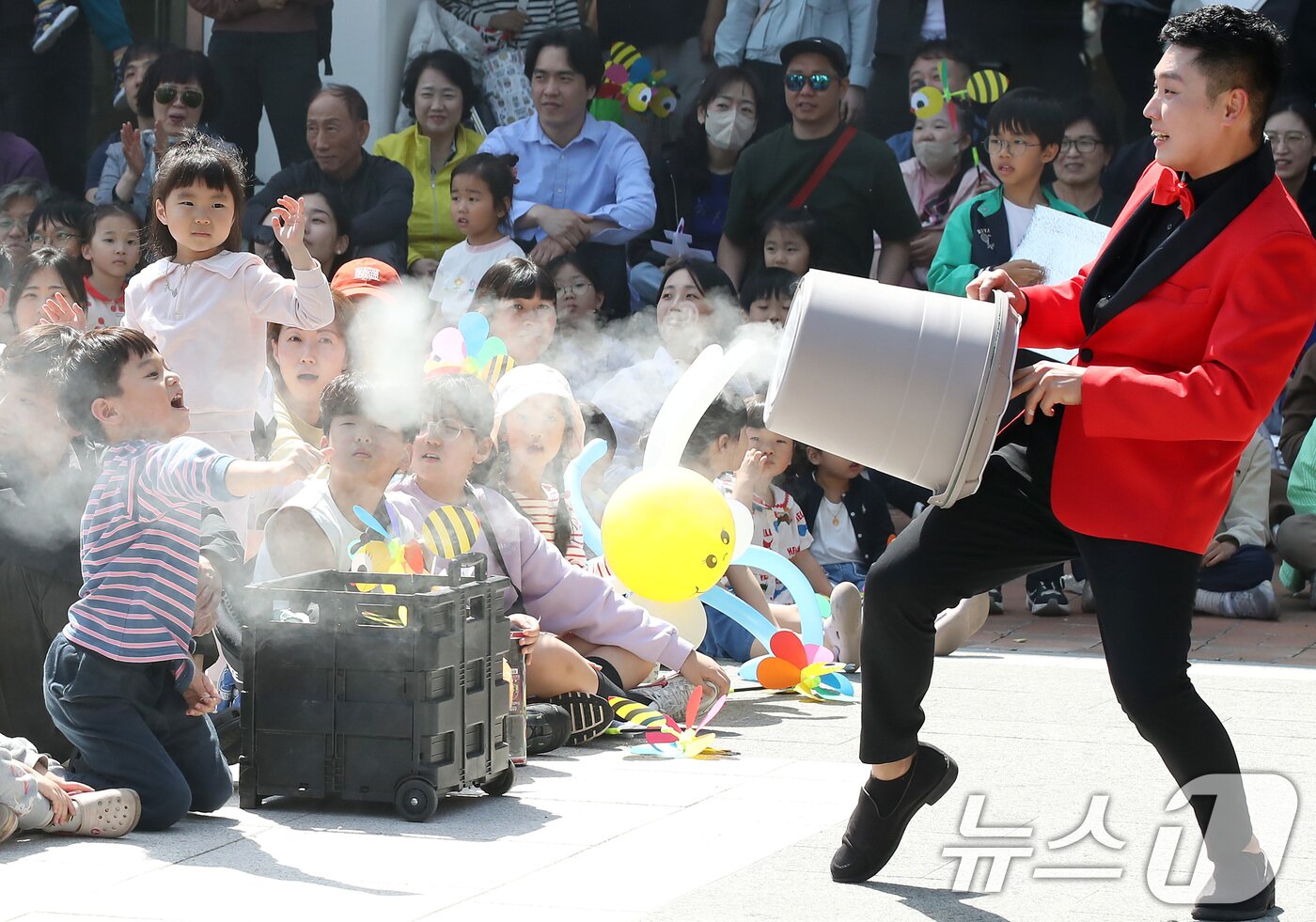 본문 이미지 - 어린이날을 하루 앞둔 4일 대구 수성구 국립대구박물관을 찾은 어린이들이 마술공연을 관람하며 즐거운 연휴를 보내고 있다. 2025.5.4/뉴스1 ⓒ News1 공정식 기자
