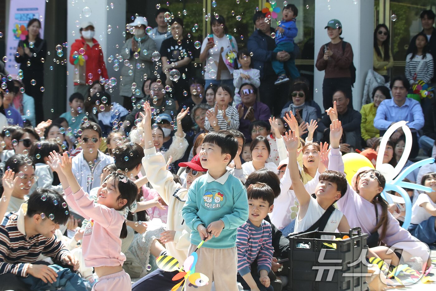 본문 이미지 - 어린이날을 하루 앞둔 4일 대구 수성구 국립대구박물관을 찾은 어린이들이 마술공연을 관람하며 즐거운 연휴를 보내고 있다. 2025.5.4/뉴스1 ⓒ News1 공정식 기자