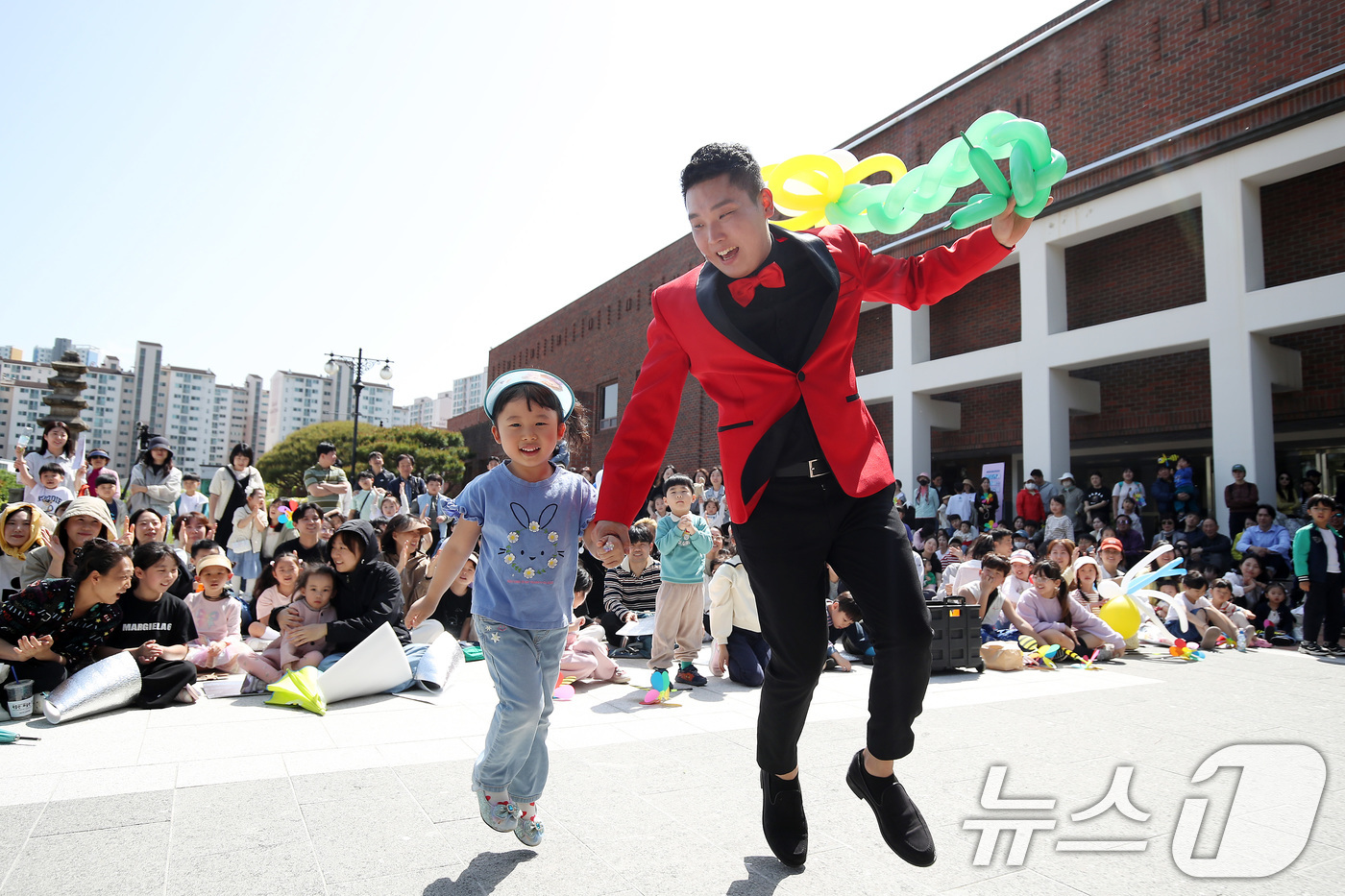 (대구=뉴스1) 공정식 기자 = 어린이날을 하루 앞둔 4일 대구 수성구 국립대구박물관을 찾은 어린이들이 마술공연을 관람하며 즐거운 연휴를 보내고 있다. 2025.5.4/뉴스1