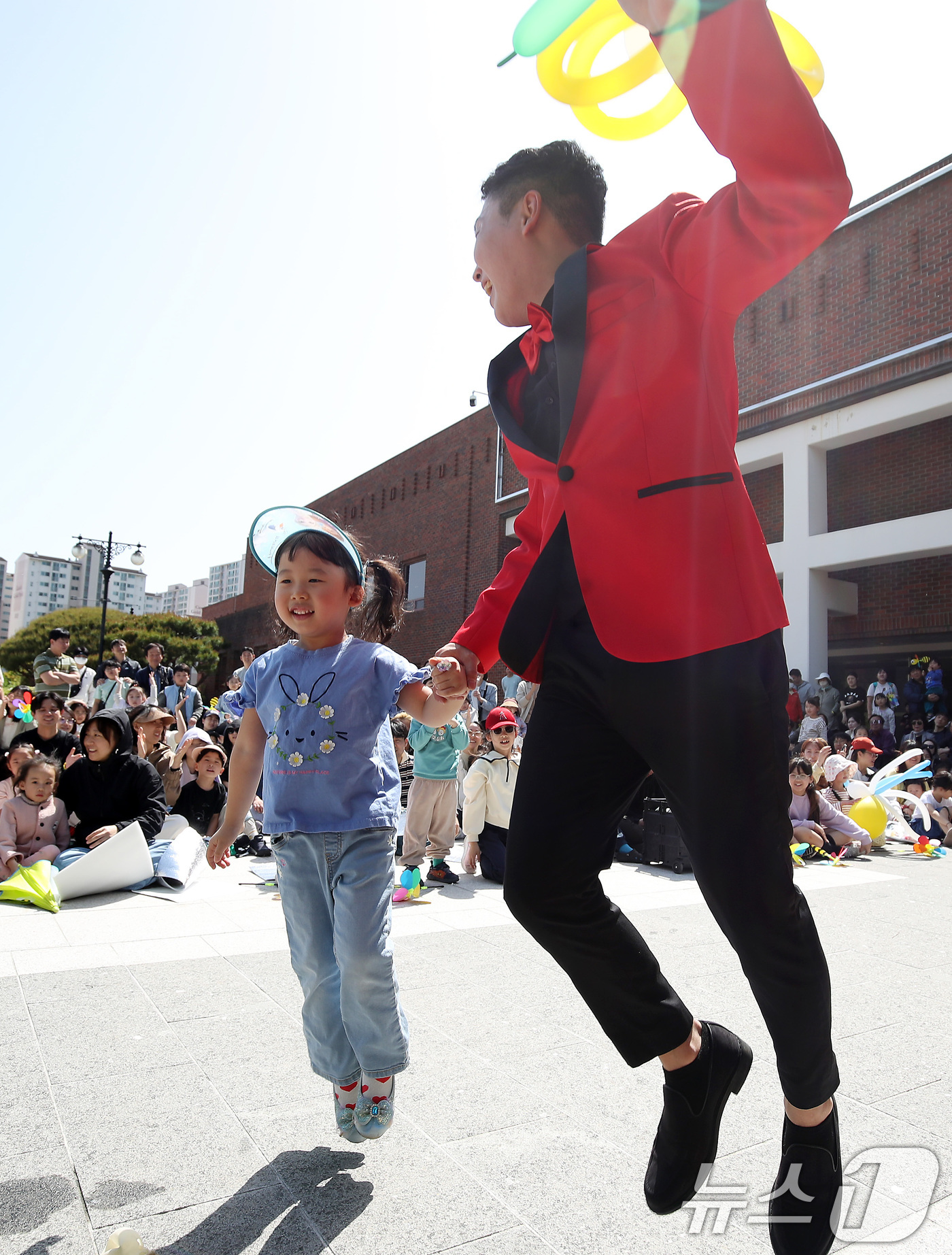 (대구=뉴스1) 공정식 기자 = 어린이날을 하루 앞둔 4일 대구 수성구 국립대구박물관을 찾은 어린이들이 마술공연을 관람하며 즐거운 연휴를 보내고 있다. 2025.5.4/뉴스1