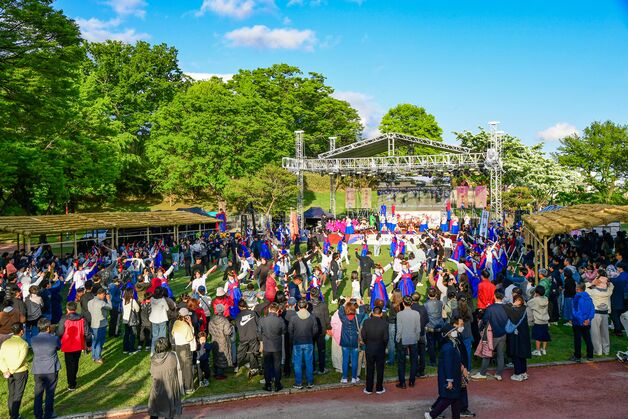 경남 봄 축제·행사장 상춘객 북적…화창한 연휴 즐겨