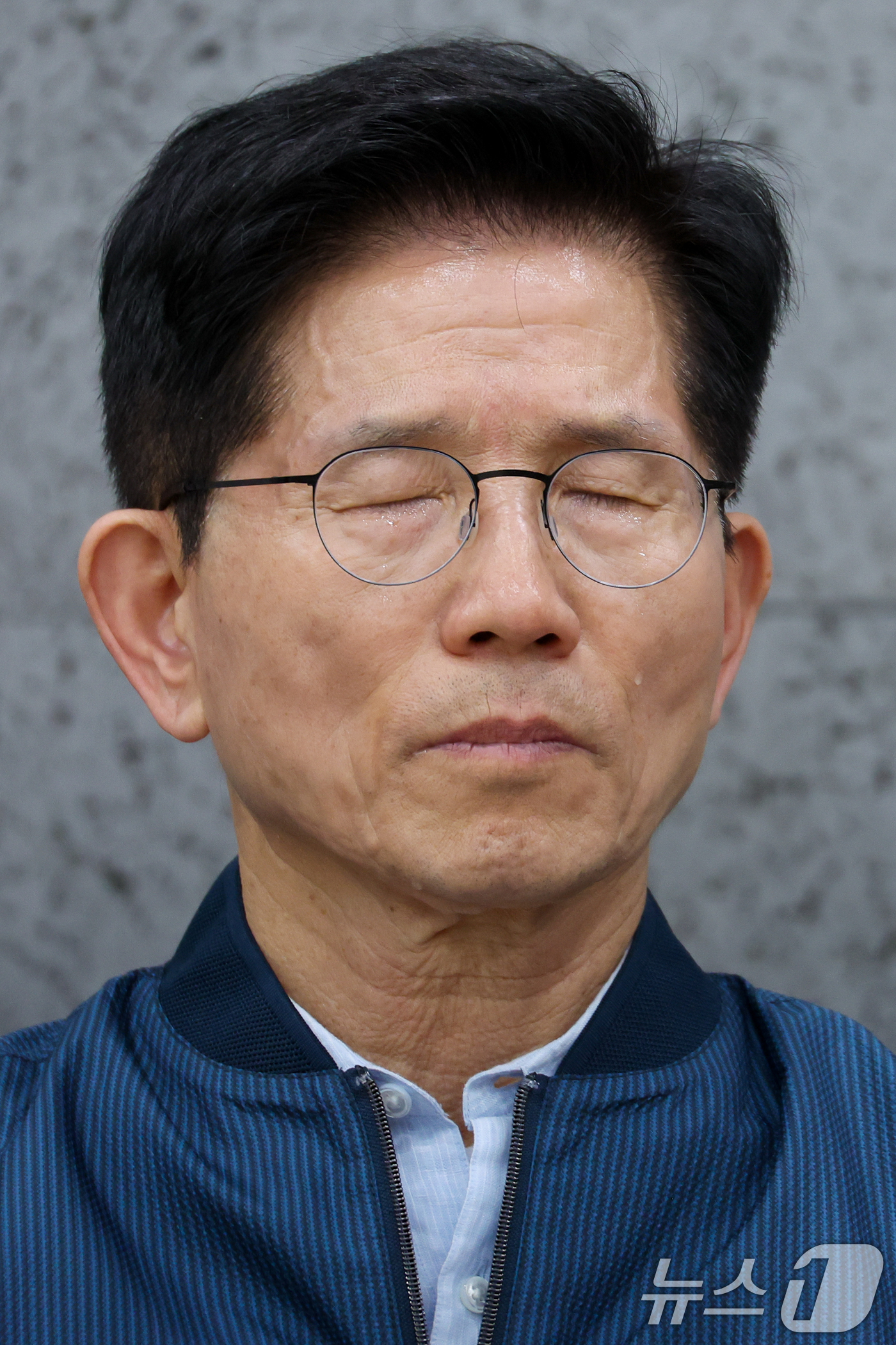 (포천=뉴스1) 안은나 기자 = 김문수 국민의힘 대통령 후보가 4일 오후 경기 포천시 한센인 정착마을인 장자마을 행복나눔터를 방문해 주민 편지 낭독을 들으며 눈물을 흘리고 있다. …