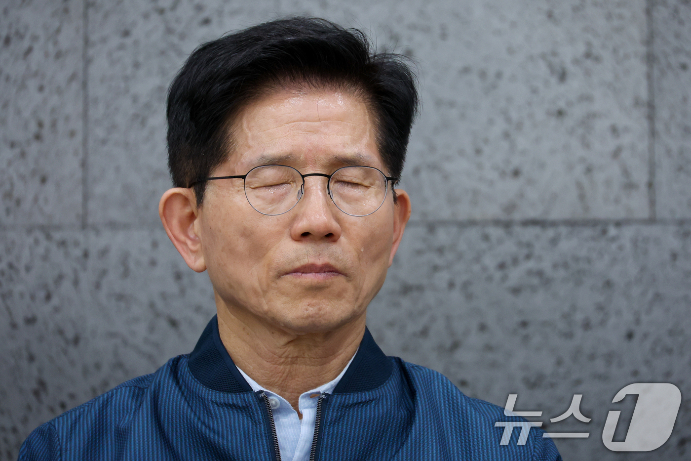 (포천=뉴스1) 안은나 기자 = 김문수 국민의힘 대통령 후보가 4일 오후 경기 포천시 한센인 정착마을인 장자마을 행복나눔터를 방문해 주민 편지 낭독을 들으며 눈물을 흘리고 있다. …