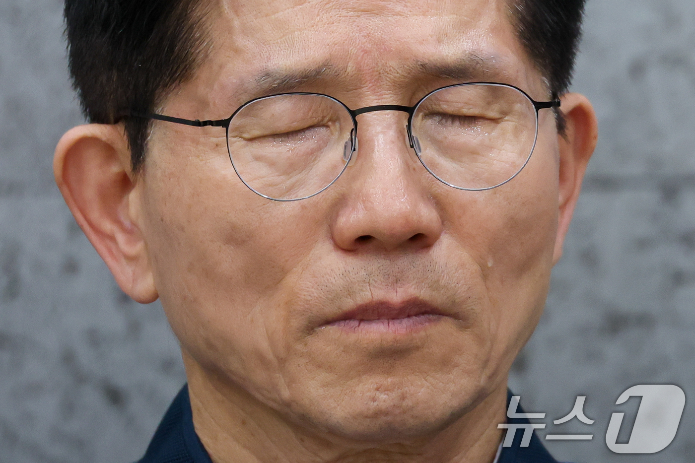 (포천=뉴스1) 안은나 기자 = 김문수 국민의힘 대통령 후보가 4일 오후 경기 포천시 한센인 정착마을인 장자마을 행복나눔터를 방문해 주민 편지 낭독을 들으며 눈물을 흘리고 있다. …