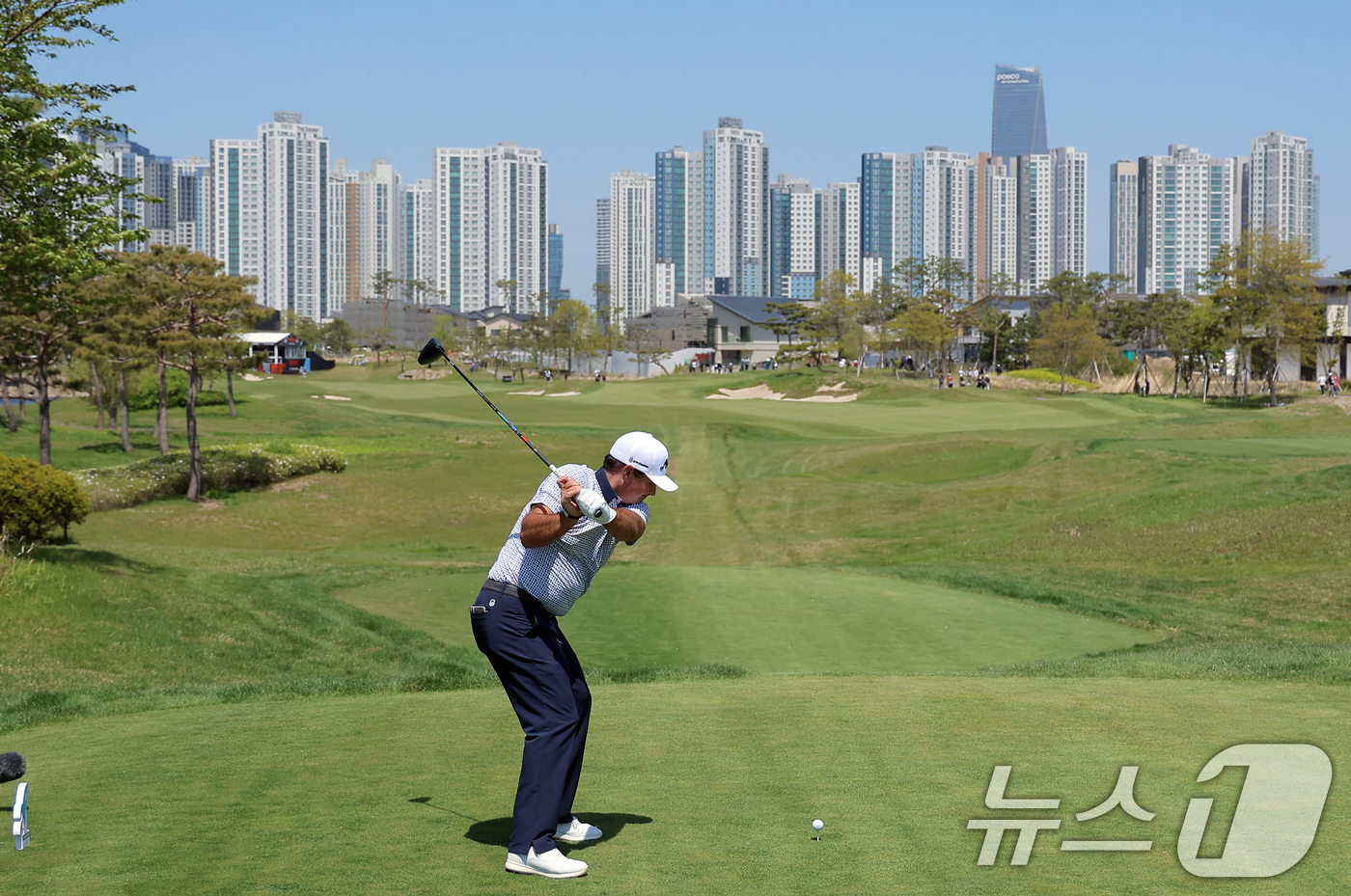 (인천=뉴스1) 박정호 기자 = 패트릭 리드가 4일 인천 연수구 잭니클라우스 골프클럽에서 열린 LIV골프 코리아 파이널라운드 9번홀에서 티샷하고 있다. 2025.5.4/뉴스1