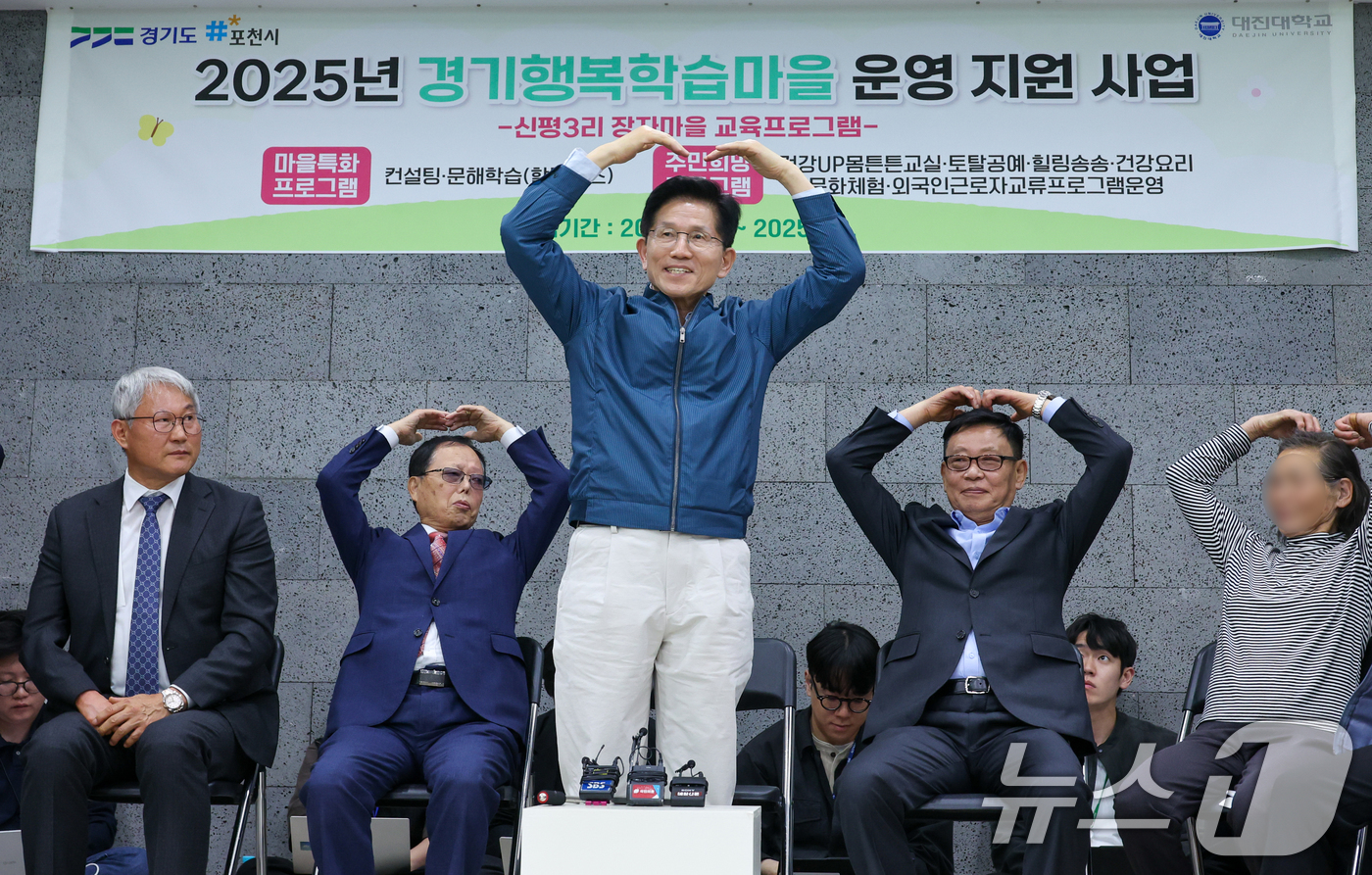 (포천=뉴스1) 안은나 기자 = 김문수 국민의힘 대통령 후보가 4일 오후 경기 포천시 한센인 정착마을인 장자마을 행복나눔터를 방문해 하트를 그리며 인사하고 있다. 2025.5.4/ …