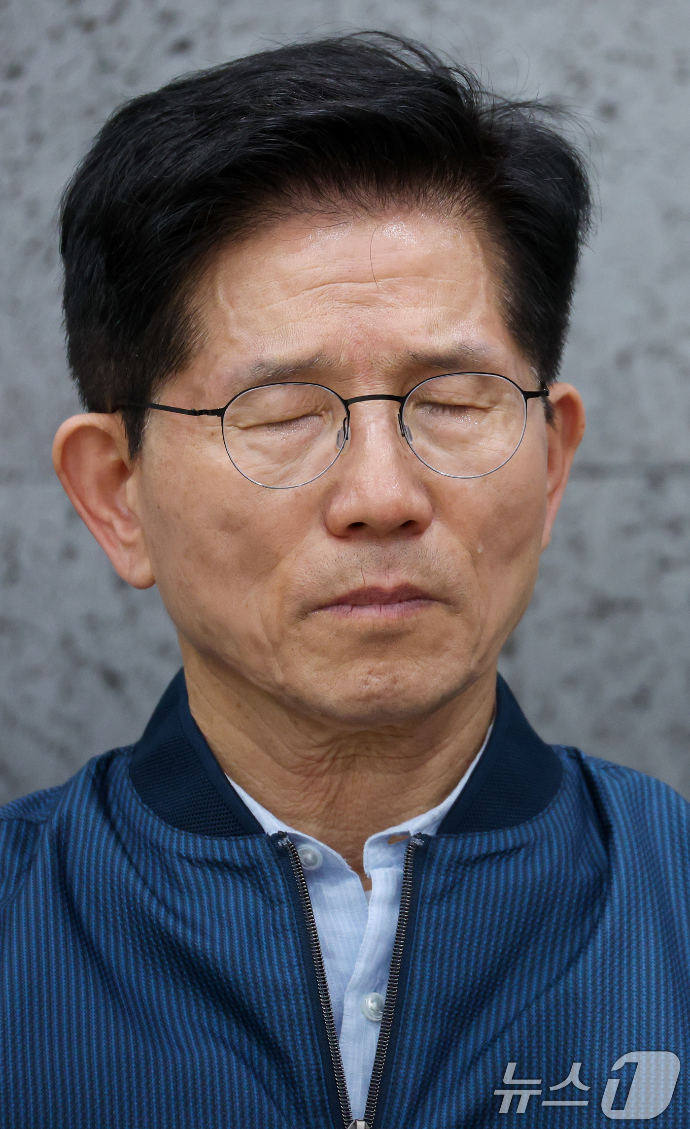 (포천=뉴스1) 안은나 기자 = 김문수 국민의힘 대통령 후보가 4일 오후 경기 포천시 한센인 정착마을인 장자마을 행복나눔터를 방문해 주민 편지 낭독을 들으며 눈물을 흘리고 있다. …