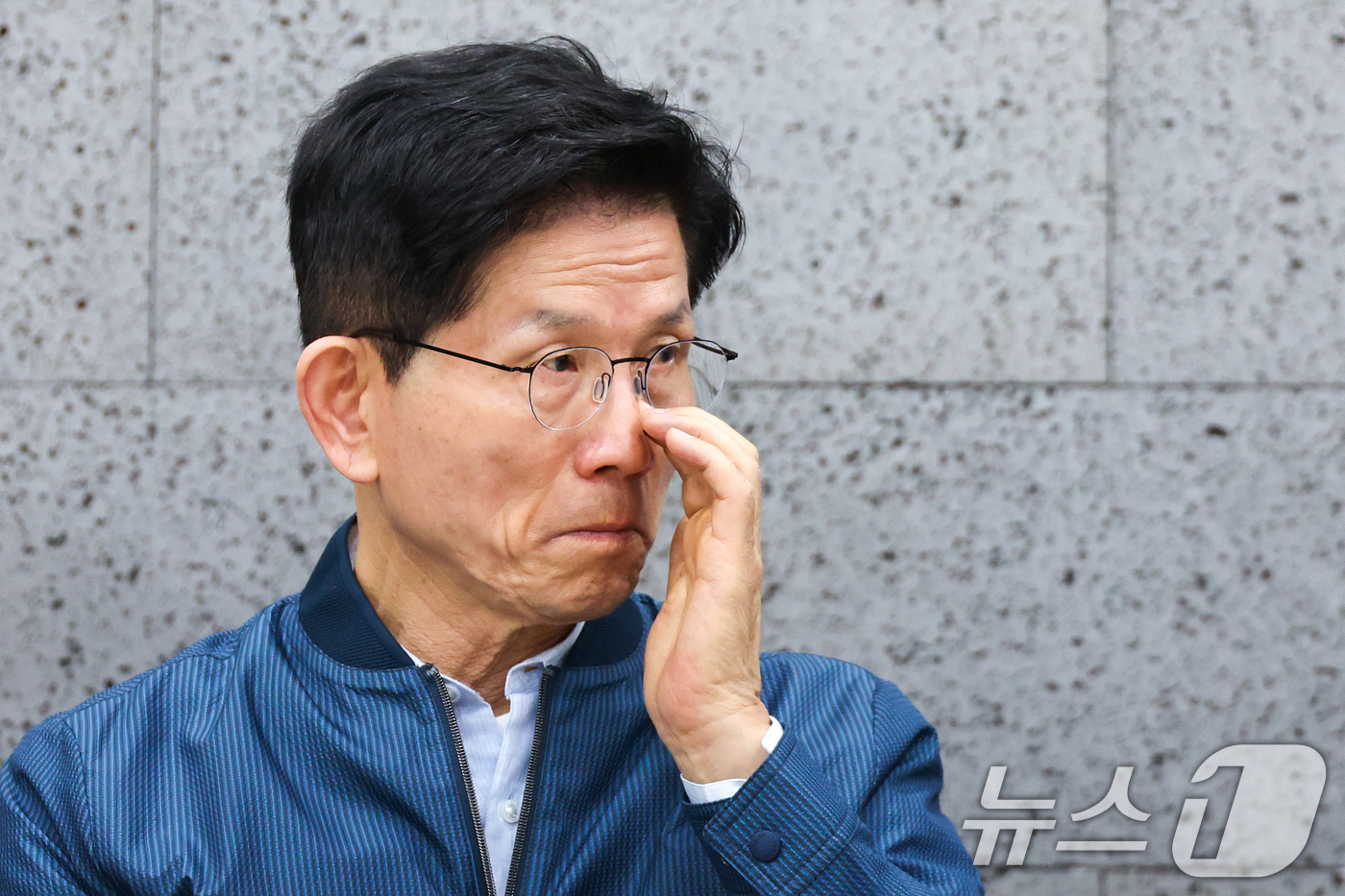 (포천=뉴스1) 안은나 기자 = 김문수 국민의힘 대통령 후보가 4일 오후 경기 포천시 한센인 정착마을인 장자마을 행복나눔터를 방문해 주민 편지 낭독을 들으며 눈물을 흘리고 있다. …