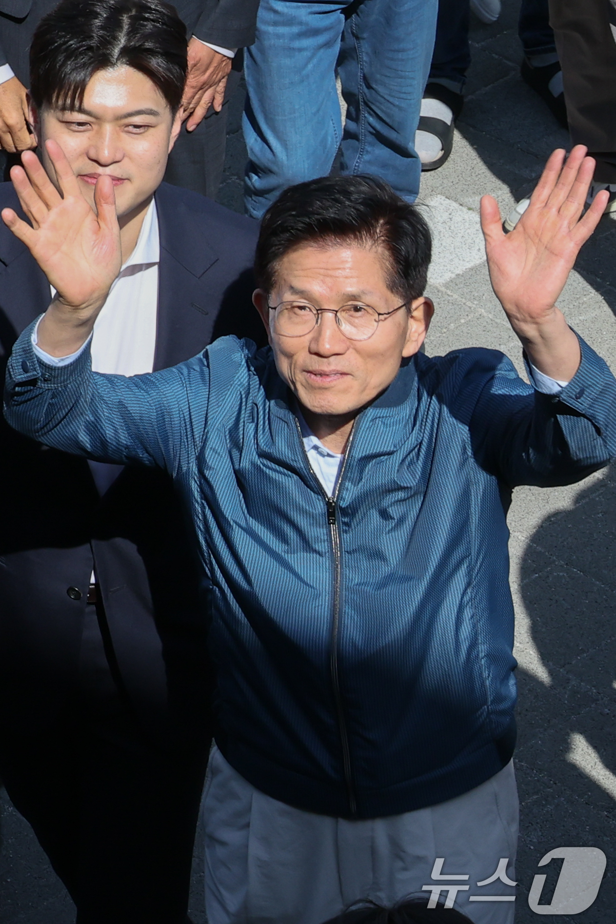 (포천=뉴스1) 안은나 기자 = 김문수 국민의힘 대통령 후보가 4일 오후 경기 포천시 한센인 정착마을인 장자마을 행복나눔터를 방문해 인사하고 있다. 2025.5.4/뉴스1