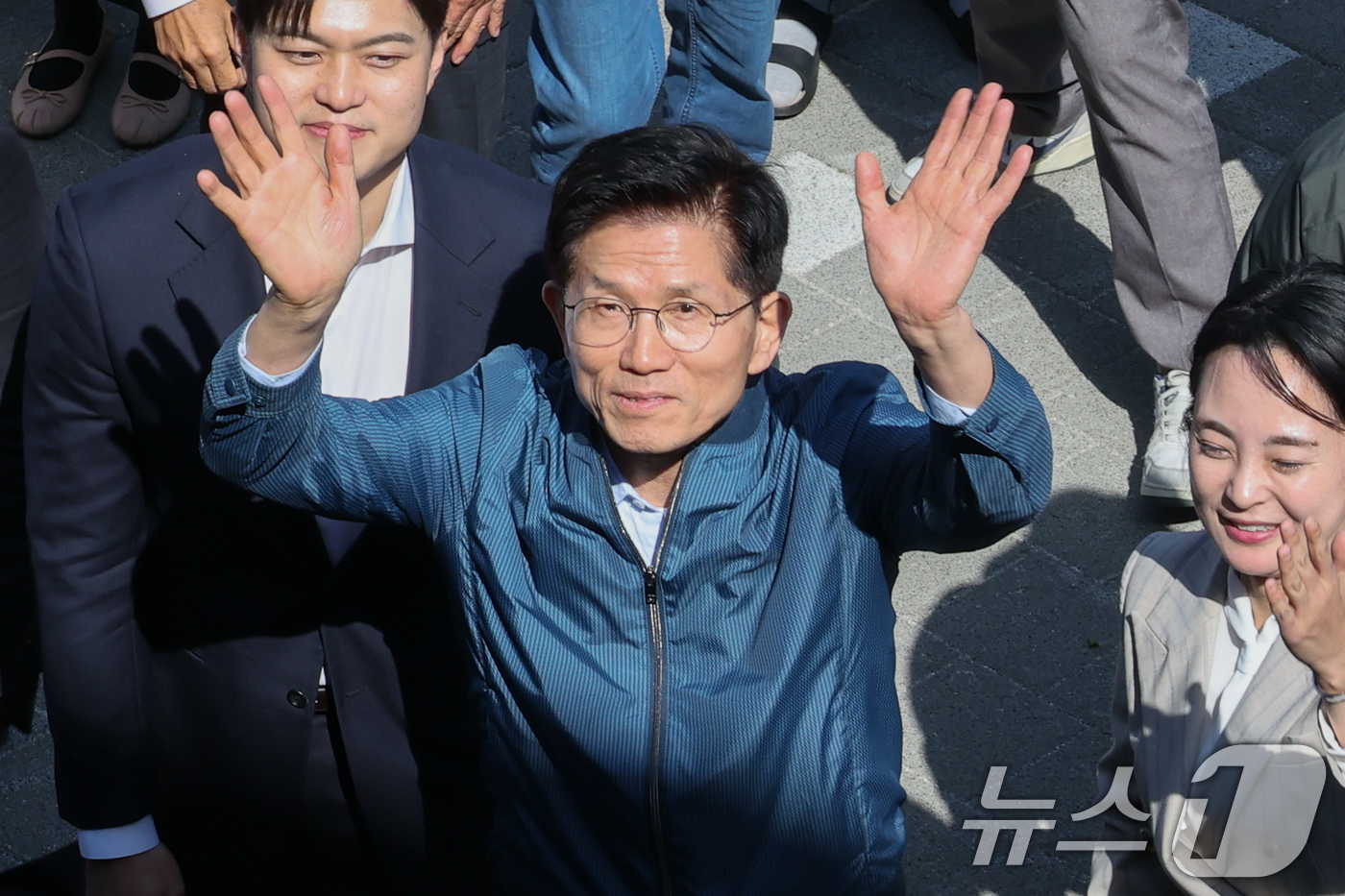 (포천=뉴스1) 안은나 기자 = 김문수 국민의힘 대통령 후보가 4일 오후 경기 포천시 한센인 정착마을인 장자마을 행복나눔터를 방문해 인사하고 있다. 2025.5.4/뉴스1