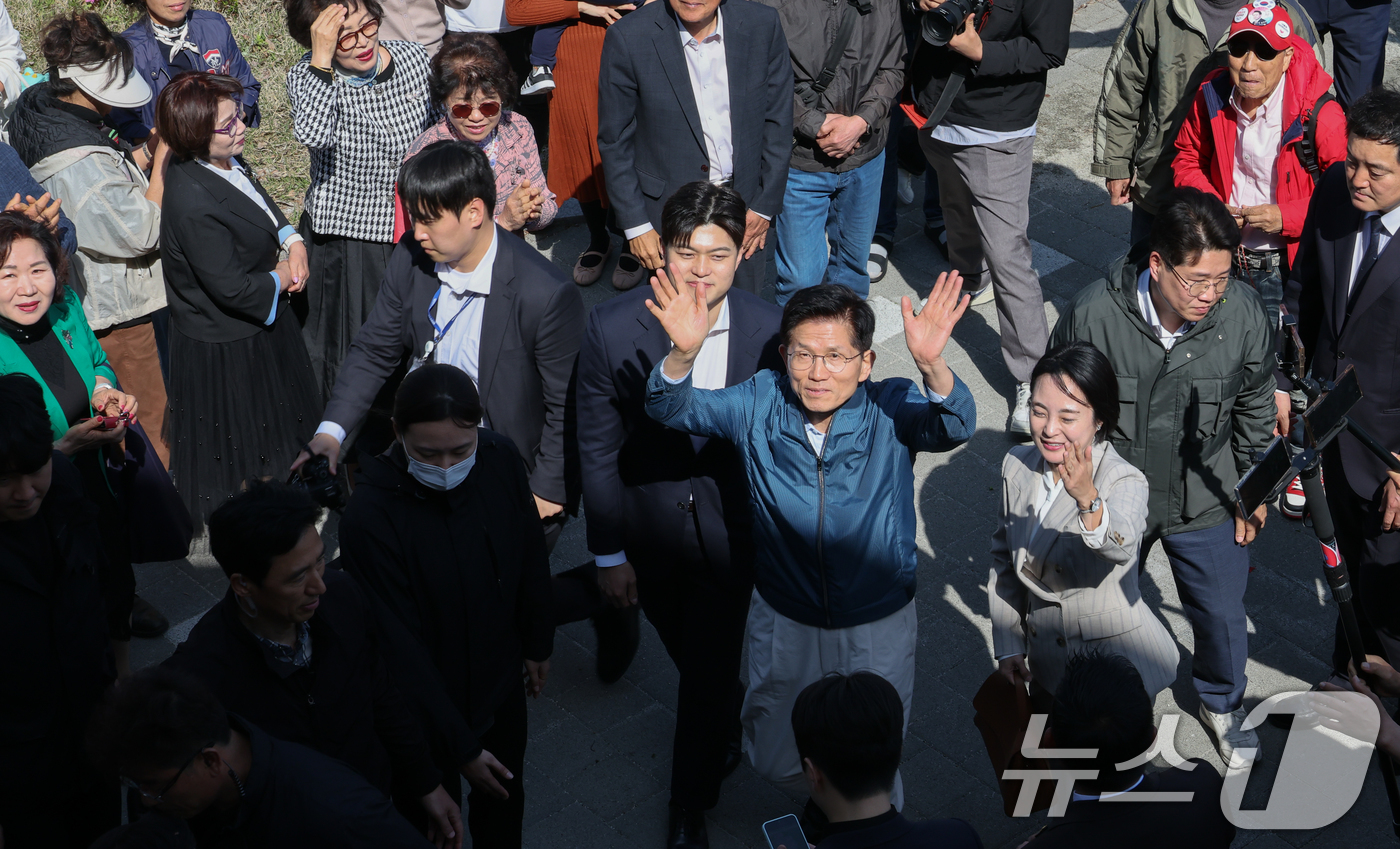 (포천=뉴스1) 안은나 기자 = 김문수 국민의힘 대통령 후보가 4일 오후 경기 포천시 한센인 정착마을인 장자마을 행복나눔터를 방문해 인사하고 있다. 2025.5.4/뉴스1