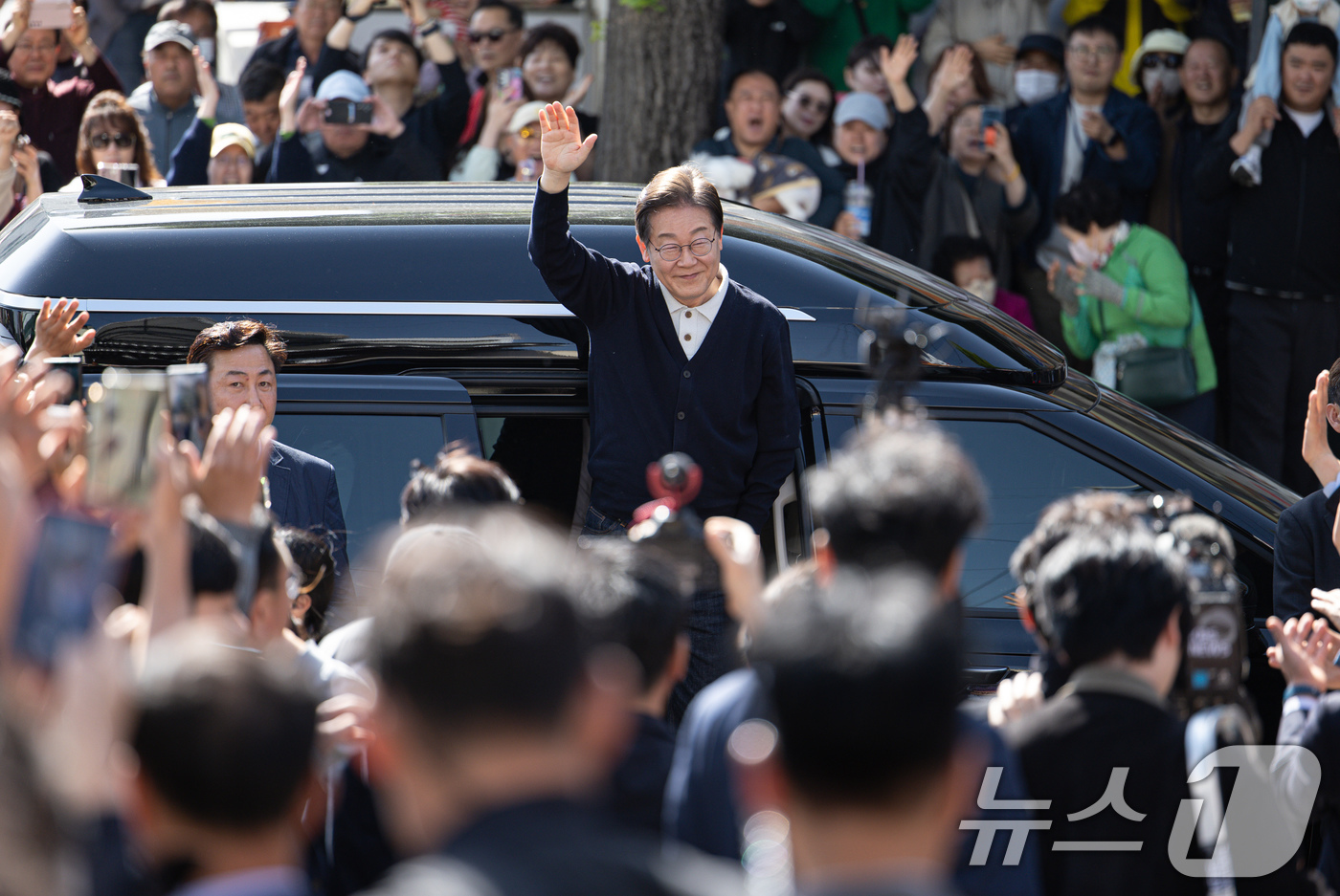 (영월=뉴스1) 이재명 기자 = '골목골목 경청투어 : 단양팔경편'에 나선 이재명 더불어민주당 대통령 후보가 4일 오후 강원 영월군 영월서부시장에서 도착해 시민들을 향해 인사하고 …