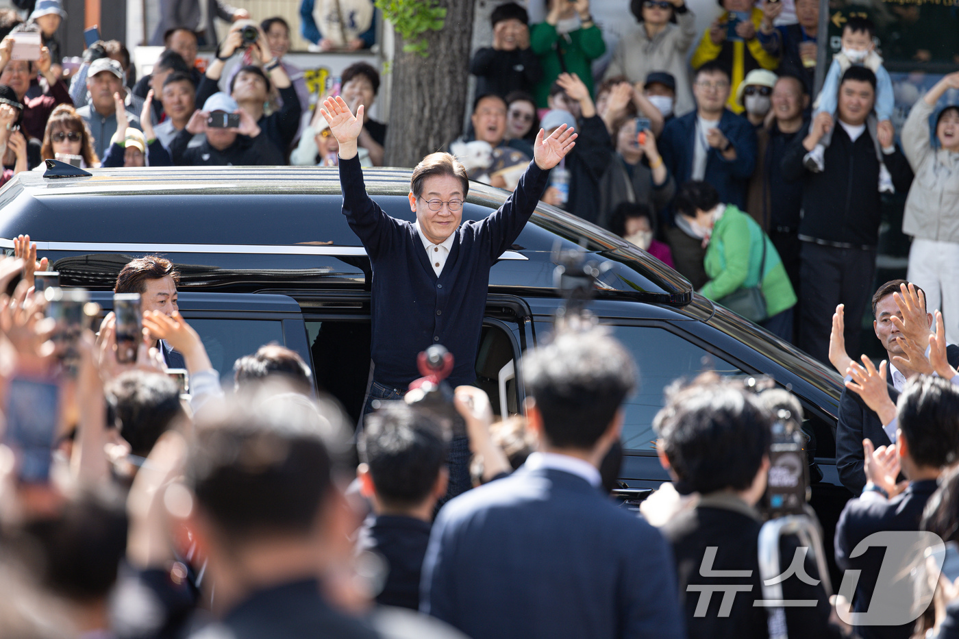 (영월=뉴스1) 이재명 기자 = '골목골목 경청투어 : 단양팔경편'에 나선 이재명 더불어민주당 대통령 후보가 4일 오후 강원 영월군 영월서부시장에 도착해 시민들에게 인사하고 있다. …