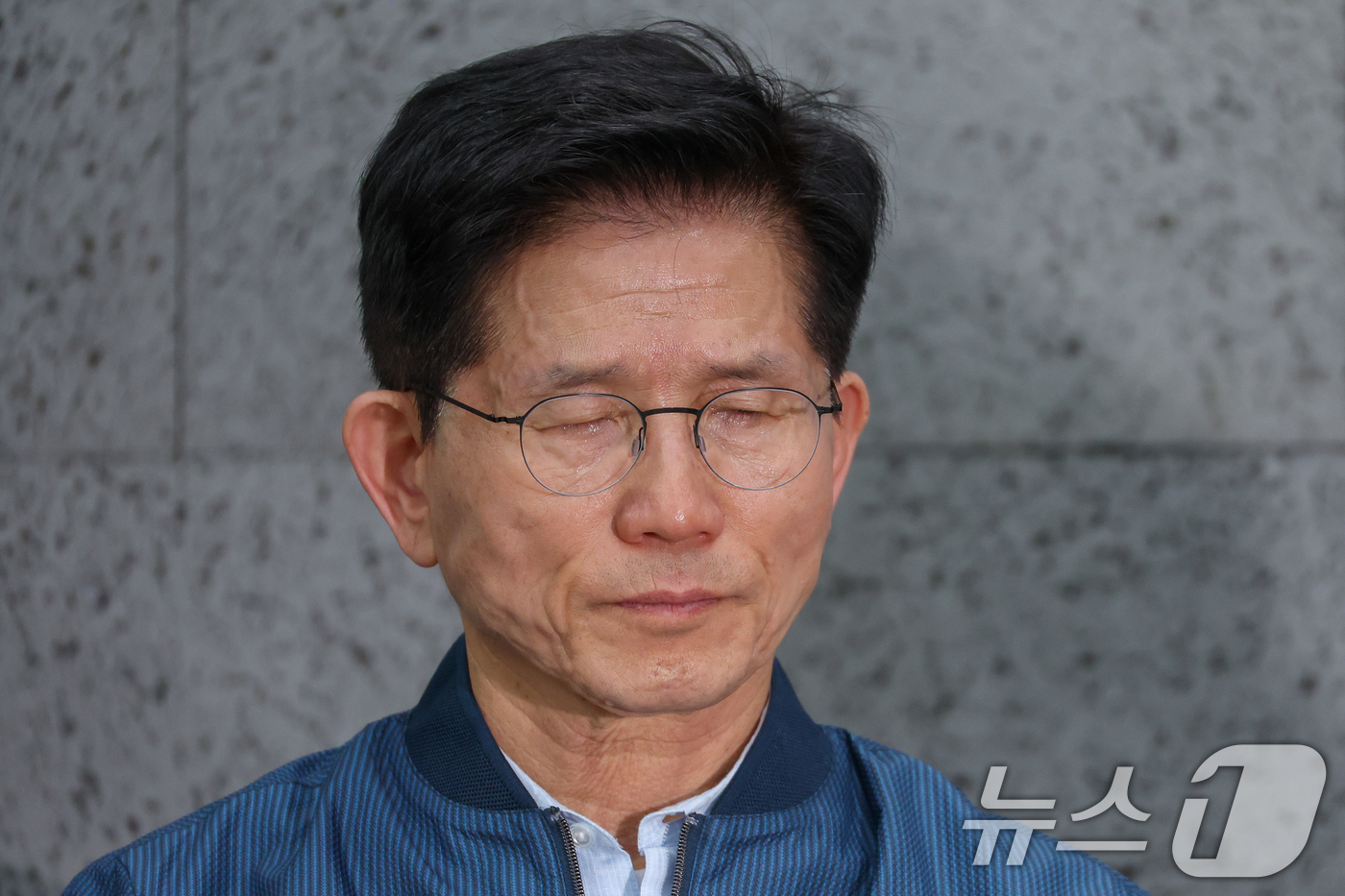 (포천=뉴스1) 안은나 기자 = 김문수 국민의힘 대통령 후보가 4일 오후 경기 포천시 한센인 정착마을인 장자마을 행복나눔터를 방문해 주민 편지 낭독을 들으며 눈물을 흘리고 있다. …