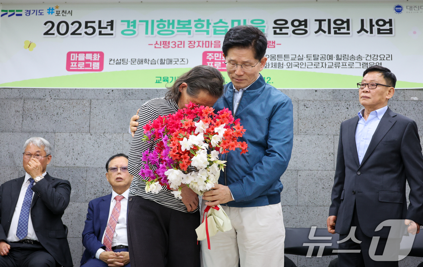 (포천=뉴스1) 안은나 기자 = 김문수 국민의힘 대통령 후보가 4일 오후 경기 포천시 한센인 정착마을인 장자마을 행복나눔터를 방문해 주민 편지 낭독을 들은 뒤 꽃다발을 선물 받으며 …