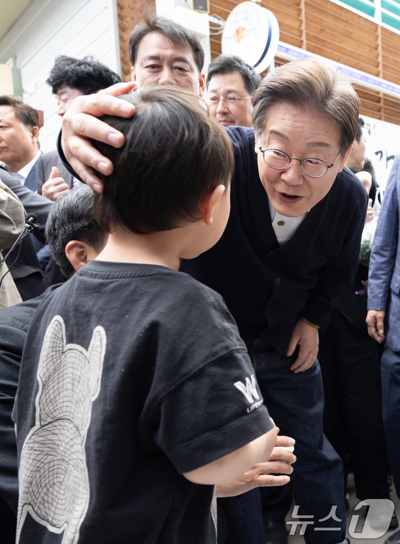 (영월=뉴스1) 이재명 기자 = '골목골목 경청투어 : 단양팔경편'에 나선 이재명 더불어민주당 대통령 후보가 4일 오후 강원 영월군 영월서부시장에서 한 어린이와 대화를 하고 있다. …