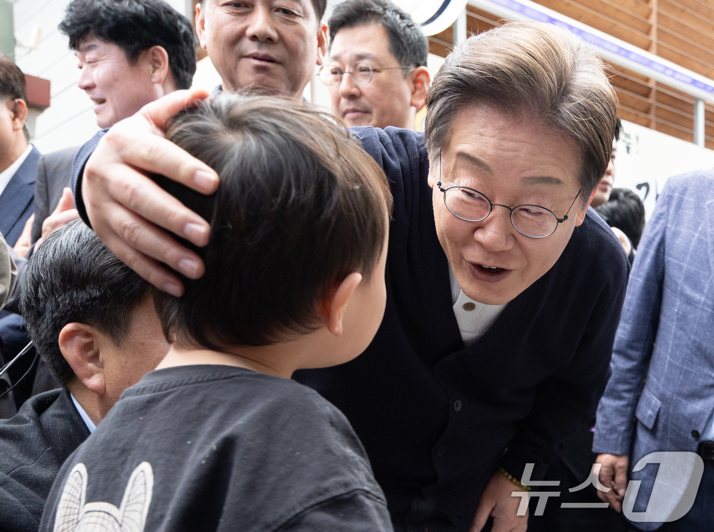 (영월=뉴스1) 이재명 기자 = '골목골목 경청투어 : 단양팔경편'에 나선 이재명 더불어민주당 대통령 후보가 4일 오후 강원 영월군 영월서부시장에서 한 어린이와 대화를 하고 있다. …