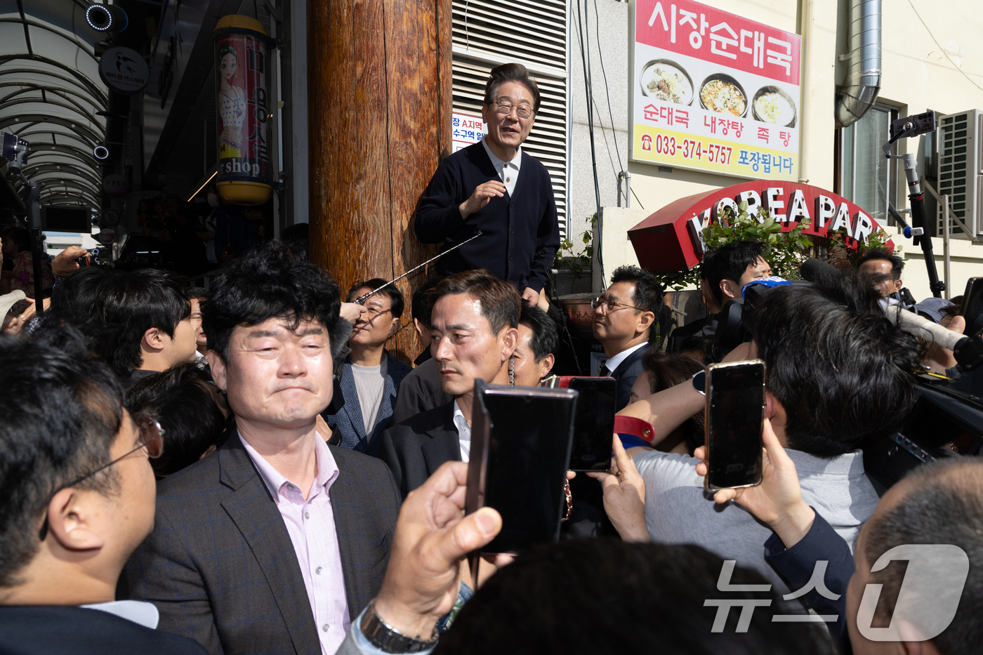 (영월=뉴스1) 이재명 기자 = '골목골목 경청투어 : 단양팔경편'에 나선 이재명 더불어민주당 대통령 후보가 4일 오후 강원 영월군 영월서부시장에서 시민들을 향해 연설하고 있다. …