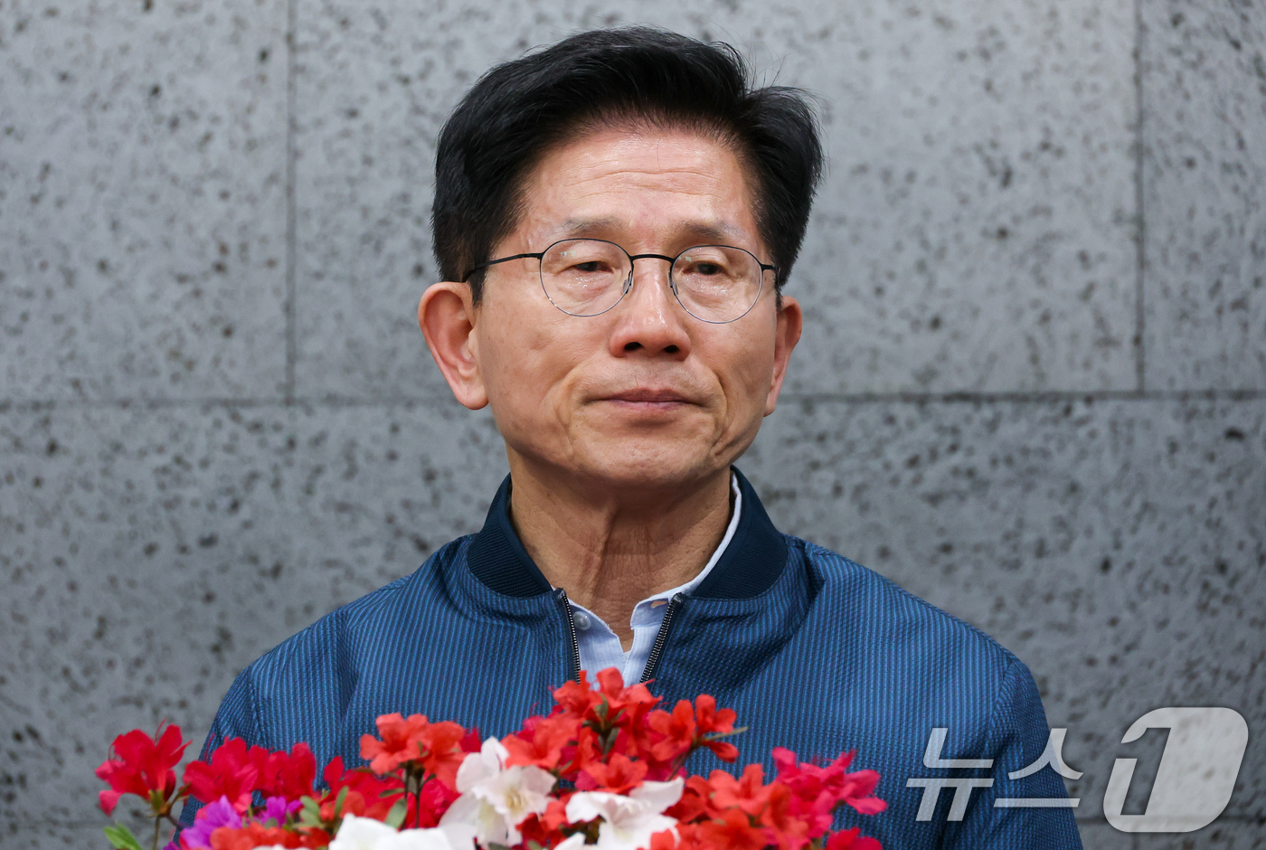 (포천=뉴스1) 안은나 기자 = 김문수 국민의힘 대통령 후보가 4일 오후 경기 포천시 한센인 정착마을인 장자마을 행복나눔터를 방문해 주민 편지와 꽃다발을 받은 뒤 눈물을 흘리고 있 …