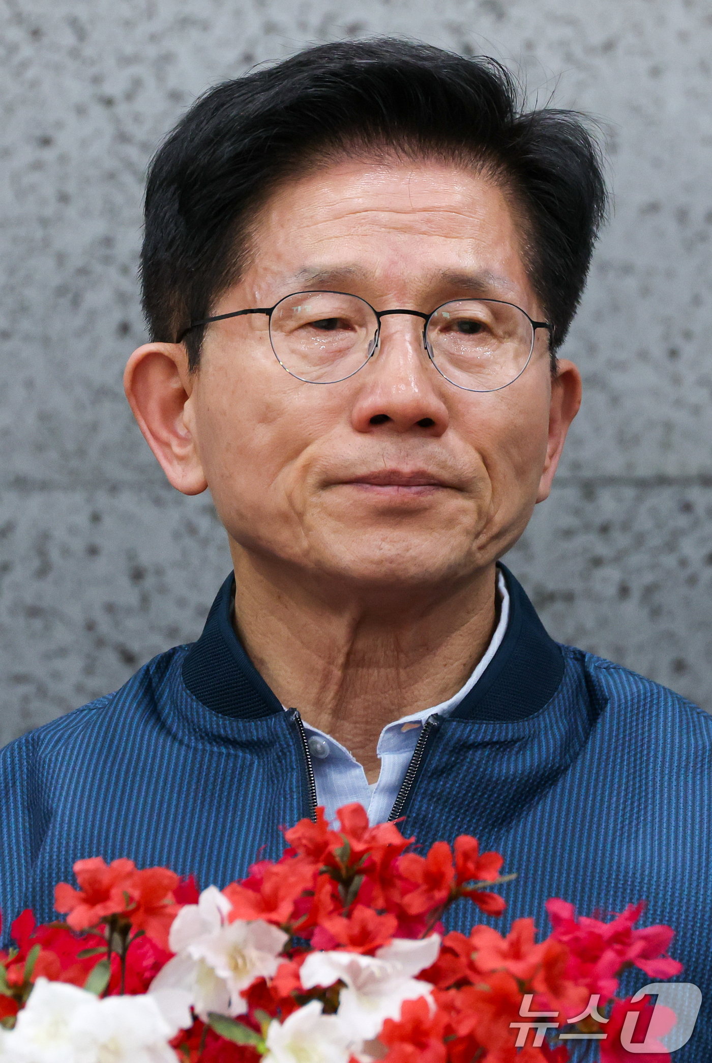 (포천=뉴스1) 안은나 기자 = 김문수 국민의힘 대통령 후보가 4일 오후 경기 포천시 한센인 정착마을인 장자마을 행복나눔터를 방문해 주민 편지와 꽃다발을 받은 뒤 눈물을 흘리고 있 …