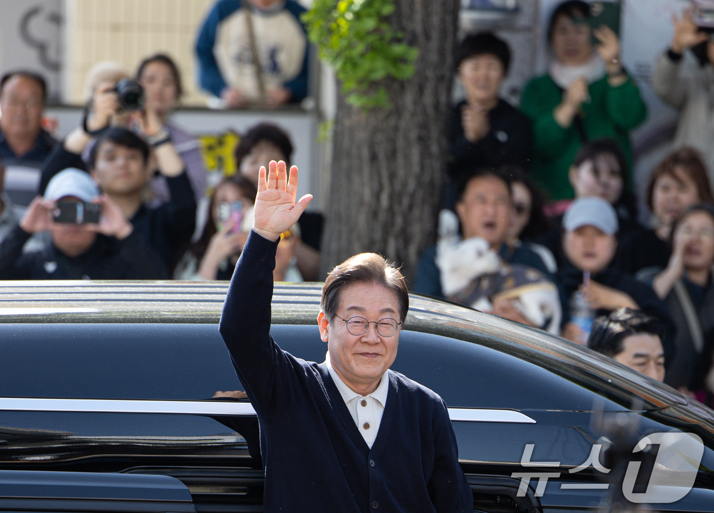 (영월=뉴스1) 이재명 기자 = '골목골목 경청투어 : 단양팔경편'에 나선 이재명 더불어민주당 대통령 후보가 4일 오후 강원 영월군 영월서부시장에 도착해 시민들을 향해 인사하고 있 …