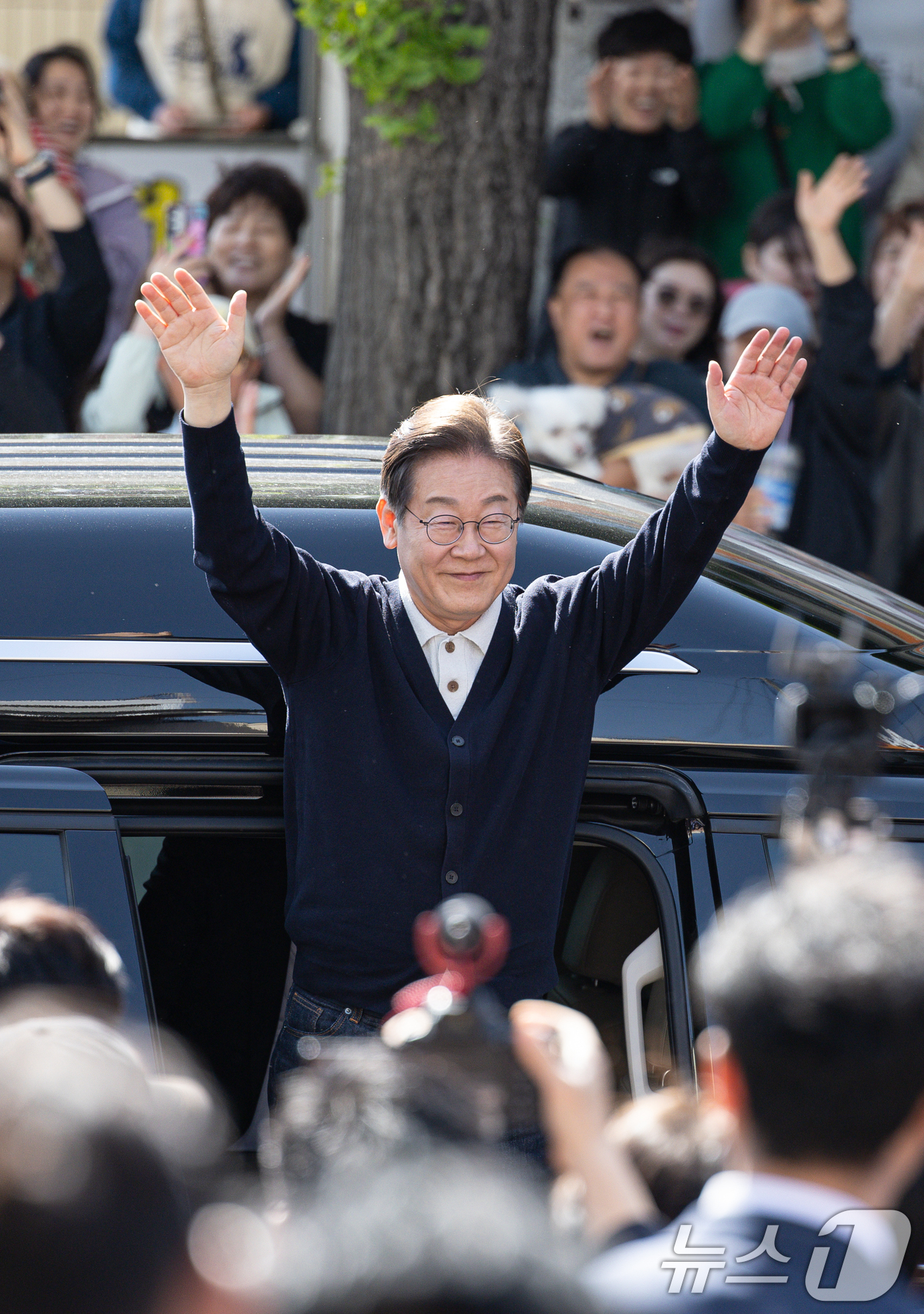 (영월=뉴스1) 이재명 기자 = '골목골목 경청투어 : 단양팔경편'에 나선 이재명 더불어민주당 대통령 후보가 4일 오후 강원 영월군 영월서부시장에 도착해 시민들을 향해 인사하고 있 …