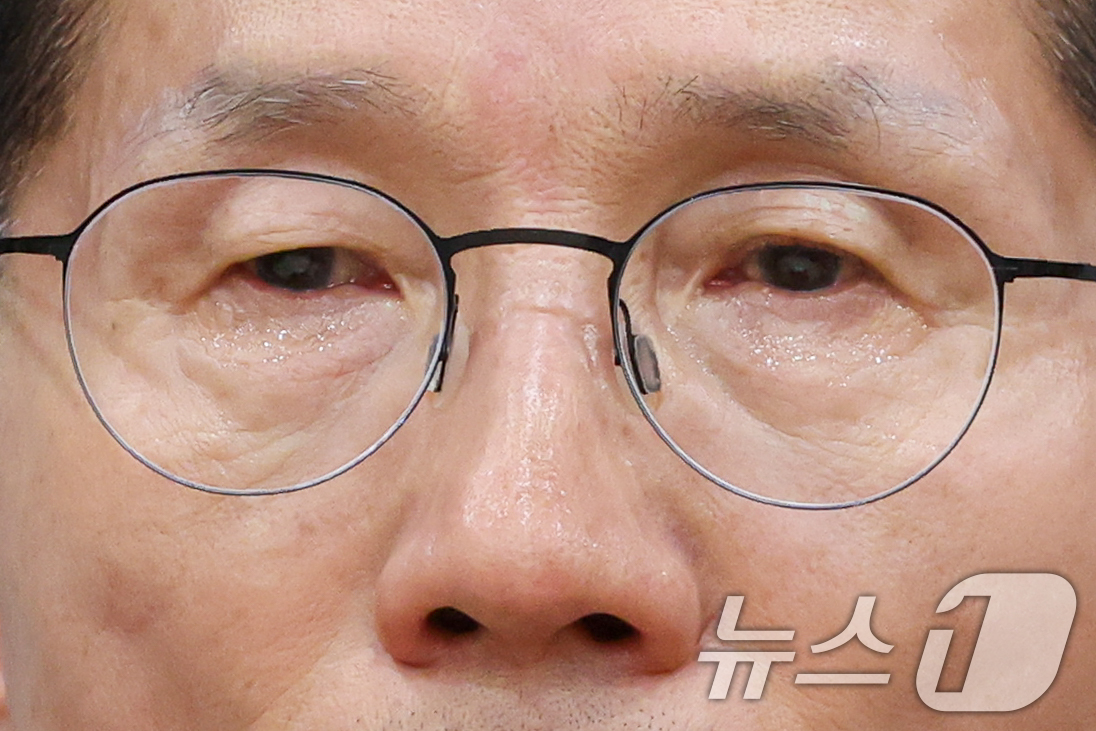 (포천=뉴스1) 안은나 기자 = 김문수 국민의힘 대통령 후보가 4일 오후 경기 포천시 한센인 정착마을인 장자마을 행복나눔터를 방문해 주민 편지와 꽃다발을 받은 뒤 눈물을 흘리고 있 …