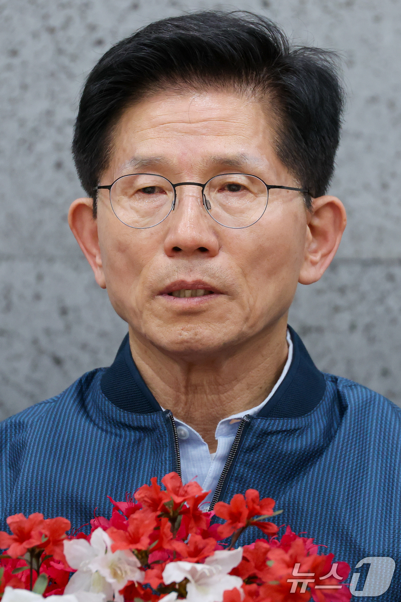 (포천=뉴스1) 안은나 기자 = 김문수 국민의힘 대통령 후보가 4일 오후 경기 포천시 한센인 정착마을인 장자마을 행복나눔터를 방문해 주민 편지와 꽃다발을 받은 뒤 눈물을 흘리고 있 …