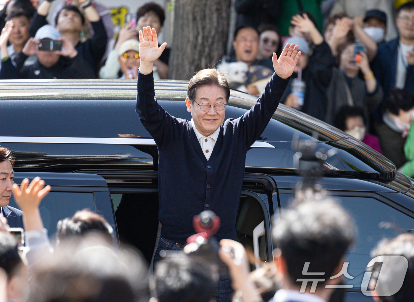 (영월=뉴스1) 이재명 기자 = '골목골목 경청투어 : 단양팔경편'에 나선 이재명 더불어민주당 대통령 후보가 4일 오후 강원 영월군 영월서부시장에 도착해 시민들을 향해 인사하고 있 …