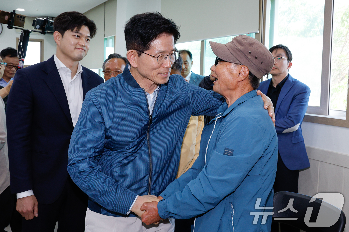 (포천=뉴스1) 안은나 기자 = 김문수 국민의힘 대통령 후보가 4일 오후 경기 포천시 한센인 정착마을인 장자마을 행복나눔터를 방문해 주민들과 인사를 나누고 있다. 2025.5.4/ …